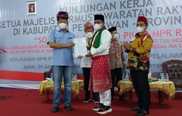 Minta Dukungan Pusat, Bupati Zukri Serahkan Proposal Pembangunan Pelalawan ke Ketua MPR RI