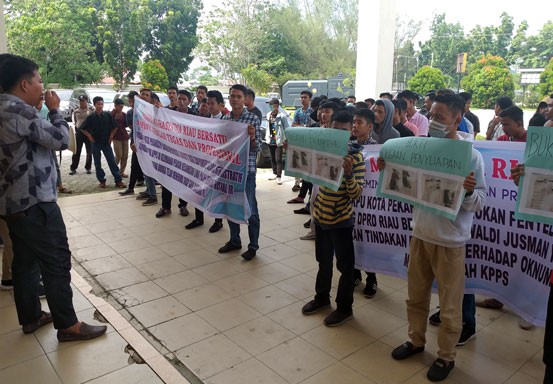 Puluhan Mahasiswa Unjuk Rasa di KPU Pekanbaru