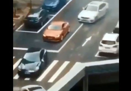 Video Viral Mobil Menghilang dari Jembatan Buat Warganet Kebingungan