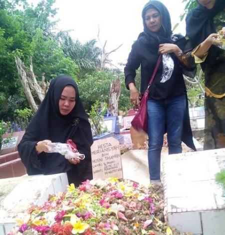 Ratusan Pelayat Antarkan Jenazah Dr OZ ke Pemakaman