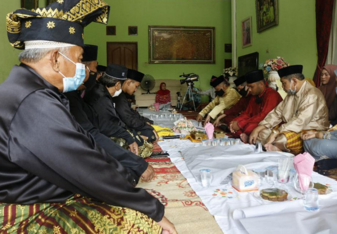 LAMR Anugerahkan Gelar Adat Istimewa Kepada Mantan Gubri Arifin Achmad