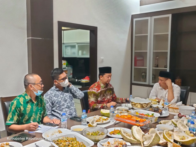 Sambil Makan Durian, Bupati M Adil Curhat ke Syahrul Aidi Terkait Kondisi Kepulauan Meranti