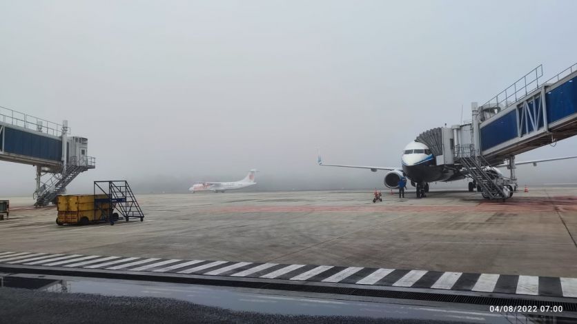 Jarak Pandang Terbatas, Sejumlah Penerbangan di Bandara SSK II Alami Gangguan