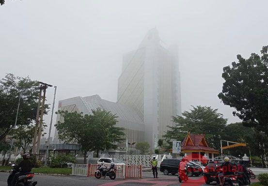 Jarak Pandang Hanya 400 Meter, Gedung Tinggi di Pekanbaru Hilang Diselimuti Kabut