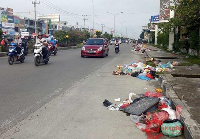 Penyapu Jalan Acap Bertengkar dengan Warga Pembuang Sampah Rumah Tangga di Jalanan