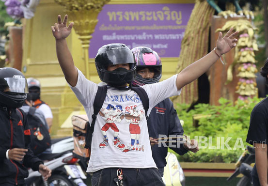 Ribuan Rakyat Thailand Turun Ke Jalan Tuntut Prayuth Mundur