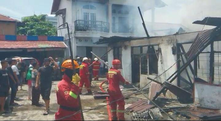 5 Unit Rumah di Jalan HR Soebrantas Pekanbaru Ludes Terbakar