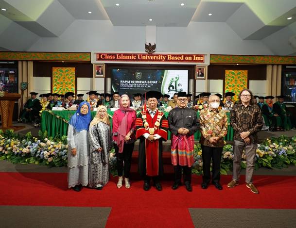 Milad ke-61, Rektor UIR Beri Penghargaan kepada Lima Mantan Gubernur Riau