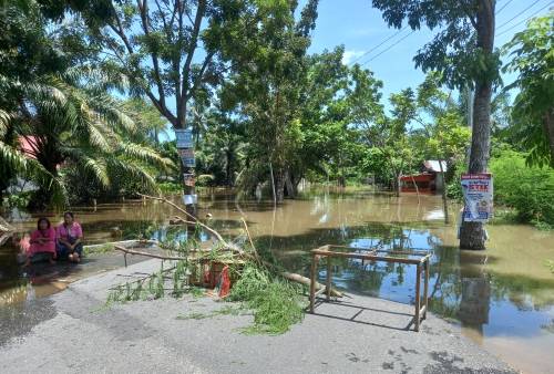 Hujan Deras Bikin Sungai Meluap, Jalan Sungai Batak Pekanbaru Putus Total