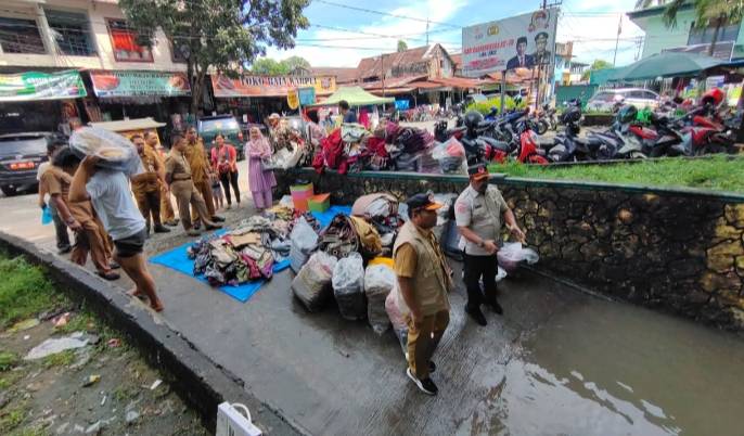 Sempat Terendam Banjir, BPBD Pekanbaru Sedot Genangan Air di Basement Pasar Bawah