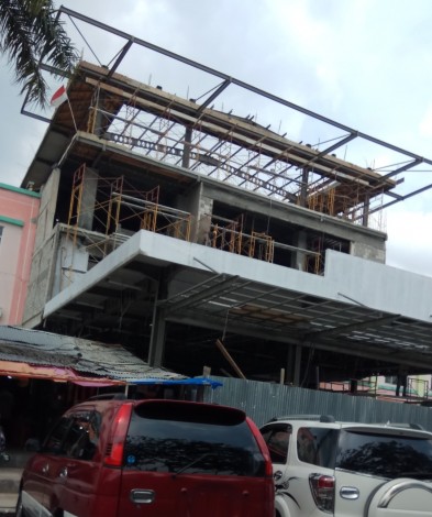 Pemasangan Kanopi Plaza Sukaramai Kota Pekanbaru Diduga Salahi Aturan