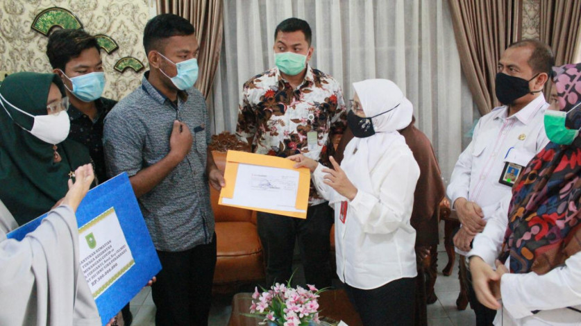 Kadiskes Riau Serahkan Santunan Rp300 Juta kepada Keluarga Tenaga Medis Meninggal Akibat Covid-19