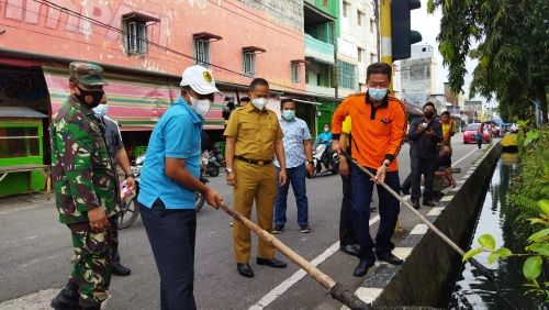 Pimpin Goro Kamis Bersih, Bupati dan Wabup Rohil Cek Langsung Kondisi Drainase