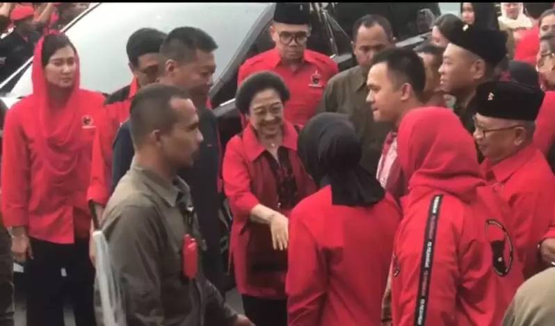Menjelang Pemilu 2024, Megawati Bersama Ganjar-Mahfud Ziarah ke Makam Bung Karno