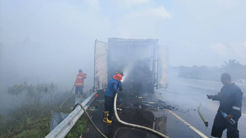 Mobil Box Ekspedisi Milik JNE Terbakar di Tol Pekanbaru-Dumai