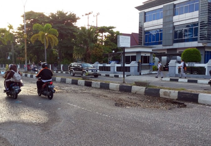 Lubang-lubang di Jalan Pattimura Mengancam Keselamatan Pengendara