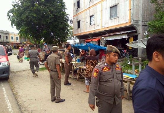 Dibackup Satpol PP, Disdagperin Bengkalis Tertibkan Pedagang di Pinggir Jalan