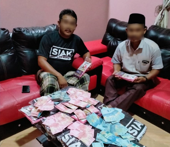 Warga Heboh, Beredar Foto Dua Pria dengan Tumpukan Uang Diduga Terkait Pilkada Siak