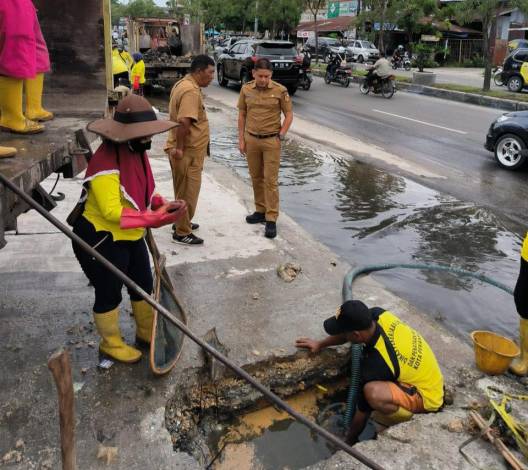 Jadi Penyebab Banjir, PUPR Pekanbaru Temukan Sesuatu di Drainase Jalan Soebrantas