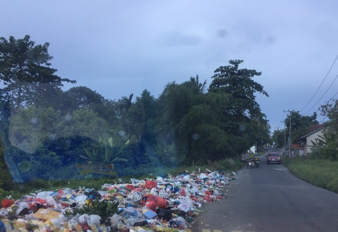 Hingga Siang Sampah Masih Menumpuk di Jalan Indra Puri