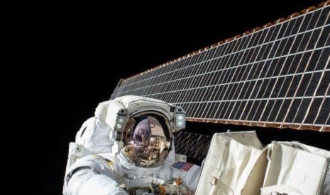 Astronot Asal Belanda Melakukan Panggilan Telpon ke Bumi