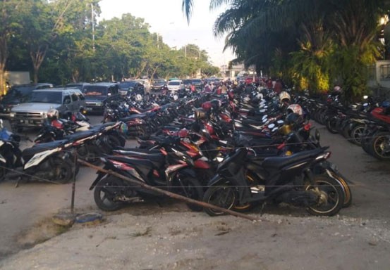 Parkir Liar di Samping Mal SKA Marak Lagi, Jalan Jadi Macet