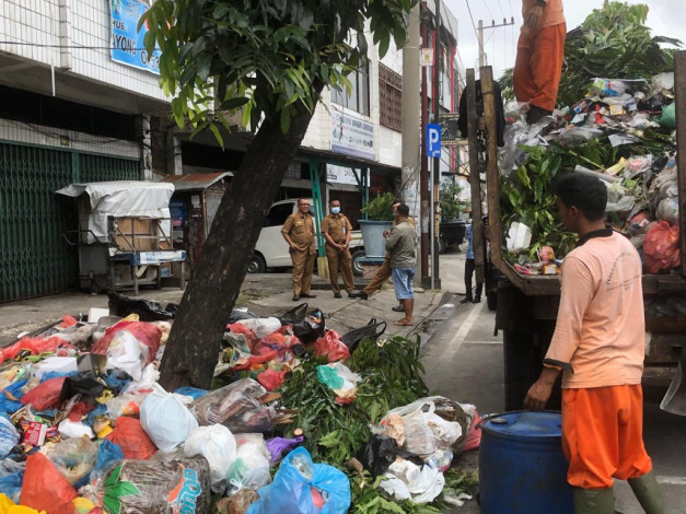 Sekda dan Kepala DLHK Kota Pekanbaru Turun Bersihkan Tumpukan Sampah