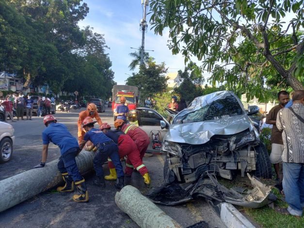 Kecepatan Tinggi Hingga Hilang Kendali Diduga Jadi Penyebab Pajero Tabrak Pohon di Pekanbaru