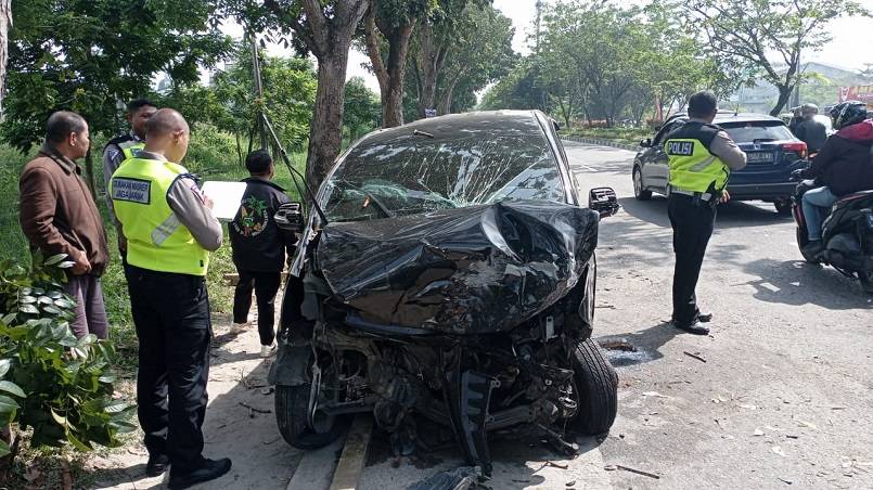 Hilang Kendali, Mobil Avanza Tabrak Pohon di Jalan Tuanku Tambusai Pekanbaru