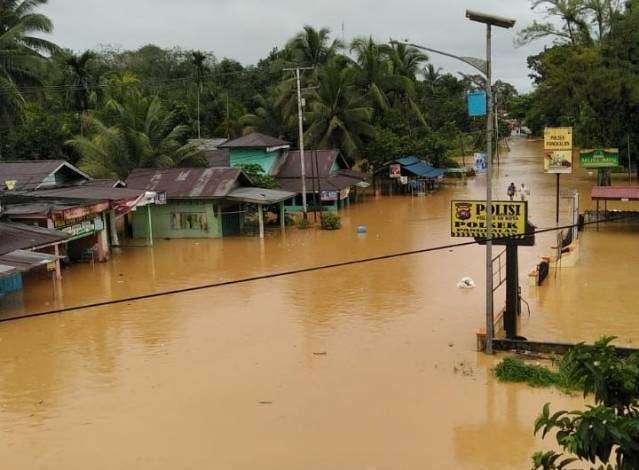 Banjir Capai 1 Meter Lebih, Jalur Lintas Pelalawan-Pekanbaru Tak Bisa Dilalui