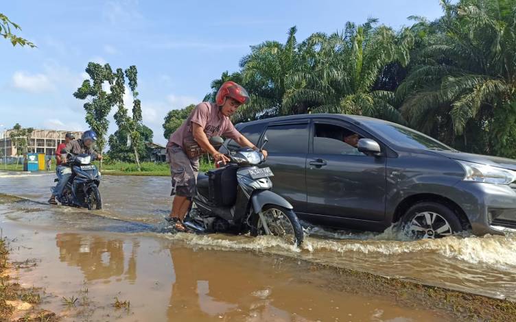 Bantu Pengendara Lewati Banjir di Sudirman Ujung, Warga Manfaatkan untuk Minta Sumbangan