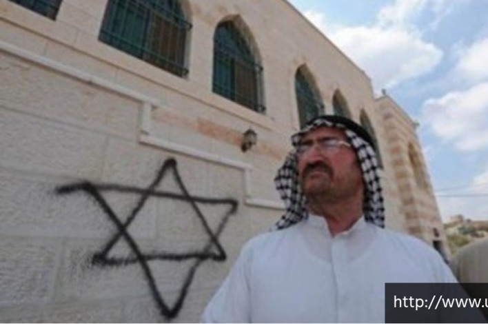 Pemukim Israel Kotori Masjid Palestina dengan Tulisan Rasis