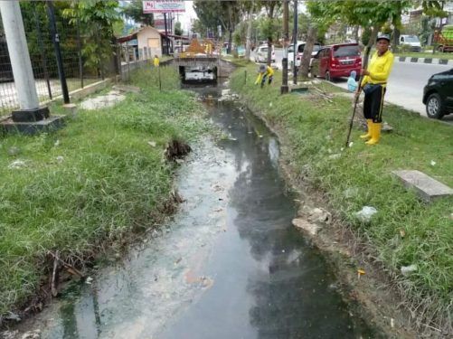 Antisipasi Banjir, Dinas PUPR Pekanbaru Sebar Pasukan Kuning Bersihkan Sungai dan Drainase