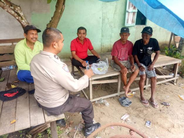 Turun ke Desa Temui Warga, Personil Polsek Siak Hulu Ingatkan Masyarakat Jangan Terlibat Politik Uang
