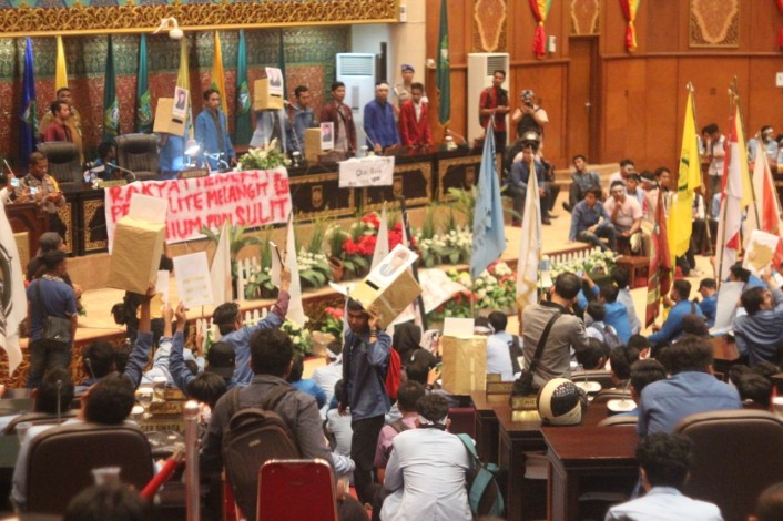 Protes Harga dan Kelangkaan BBM, Ribuan Mahasiswa Paksa Masuk ke Gedung DPRD