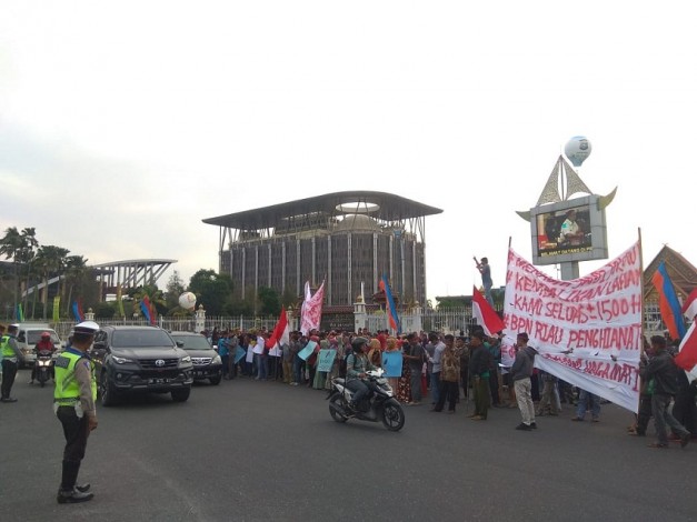 Masyarakat Koto Aman Kampar Ancam Dirikan Tenda di Depan Kantor Gubernur Riau