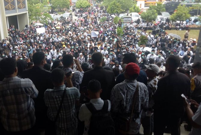 Usai Demo di Kantor Walikota, Seribuan Guru Mengadu ke DPRD Pekanbaru