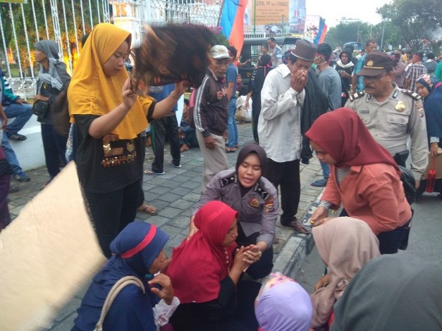 Satu Warga Koto Aman Kampar Jatuh Pingsan saat Unjukrasa di Pekanbaru
