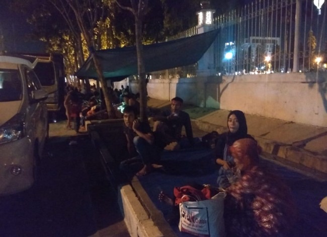 Berharap Ditemui Presiden, Nenek, Anak-anak dan Wanita Hamil Dirikan Tenda di Samping Kantor Gubernur Riau