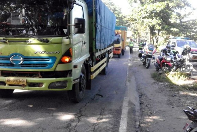 Ironis... Truk Bertonase Besar Merusak Jalan di Riau, Pajak Bayar ke Daerah Lain