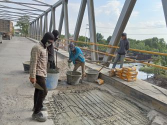 Alami Kerusakan, UPT II PUPR Riau Lakukan Perbaikan Jembatan Sungai Masjid Dumai