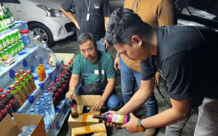 Jalan Juanda Pekanbaru Dirazia, Ratusan Botol Miras Diamankan Polisi