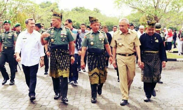 Disambut Gubernur, Panglima TNI Langsung Tanam Padi dan Jagung di Siak