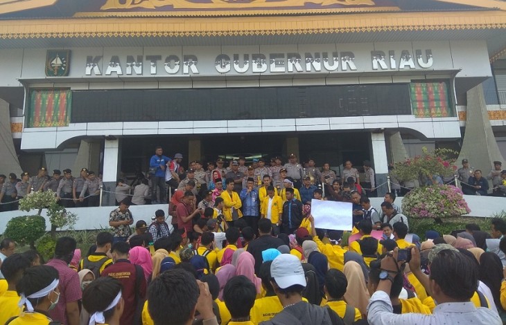 Tak Bisa Beri Kepastian Pencairan Bantuan Pendidikan, Karo Kesra Riau Tinggalkan Mahasiswa