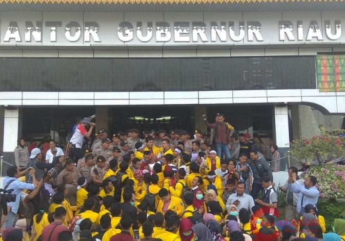 Ditinggal Karo Kesra Riau, Unjukrasa Mahasiswa Unilak di Kantor Gubernur Ricuh