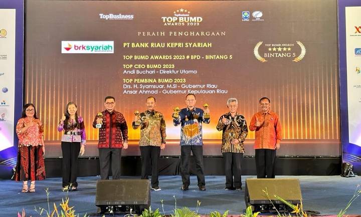 BRK Syariah Raih 4 Penghargaan TOP BUMD Awards 2023