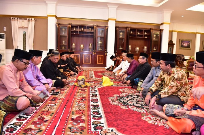 LAMR Pinang Plt Gubernur Riau untuk Penabalan Gelar Adat