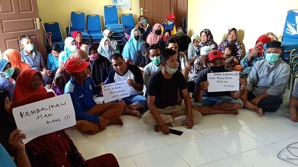 Puluhan Warga Lakukan Aksi di Kantor Desa Sungai Ara, Pelalawan