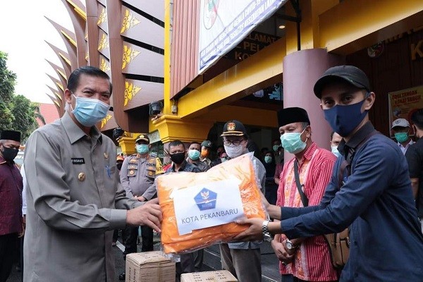 Pemko Pekanbaru Salurkan 15.625 Paket Sembako untuk Warga Terdampak Covid-19