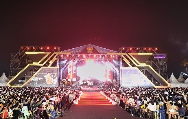 Band Gigi Bius Ribuan Penonton di Gebyar BBI BBWI dan Lancang Kuning Carnival